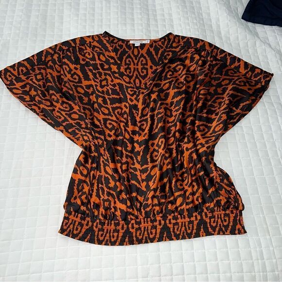 Chicos Satin V Neck Ikat top w Dolman Sleeves, Smocked Waist and flattering cut! - Picture 6 of 16